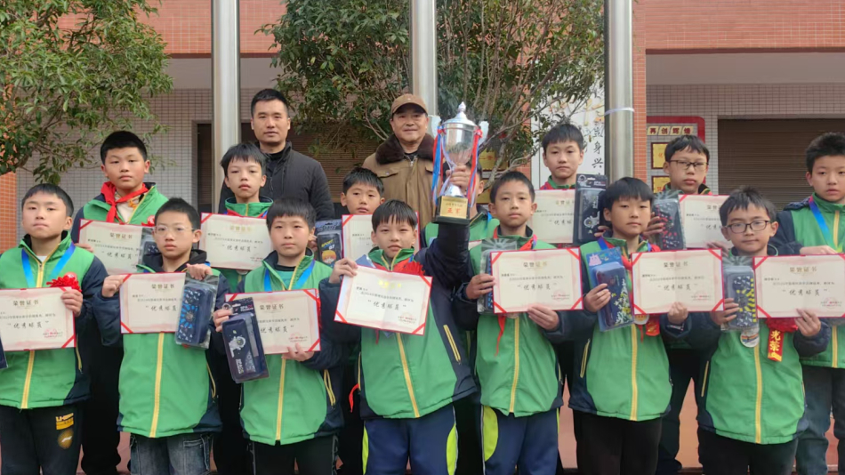 新突破！十一中附小戰(zhàn)隊在高坪區(qū)中小學籃球賽中取得亞軍！